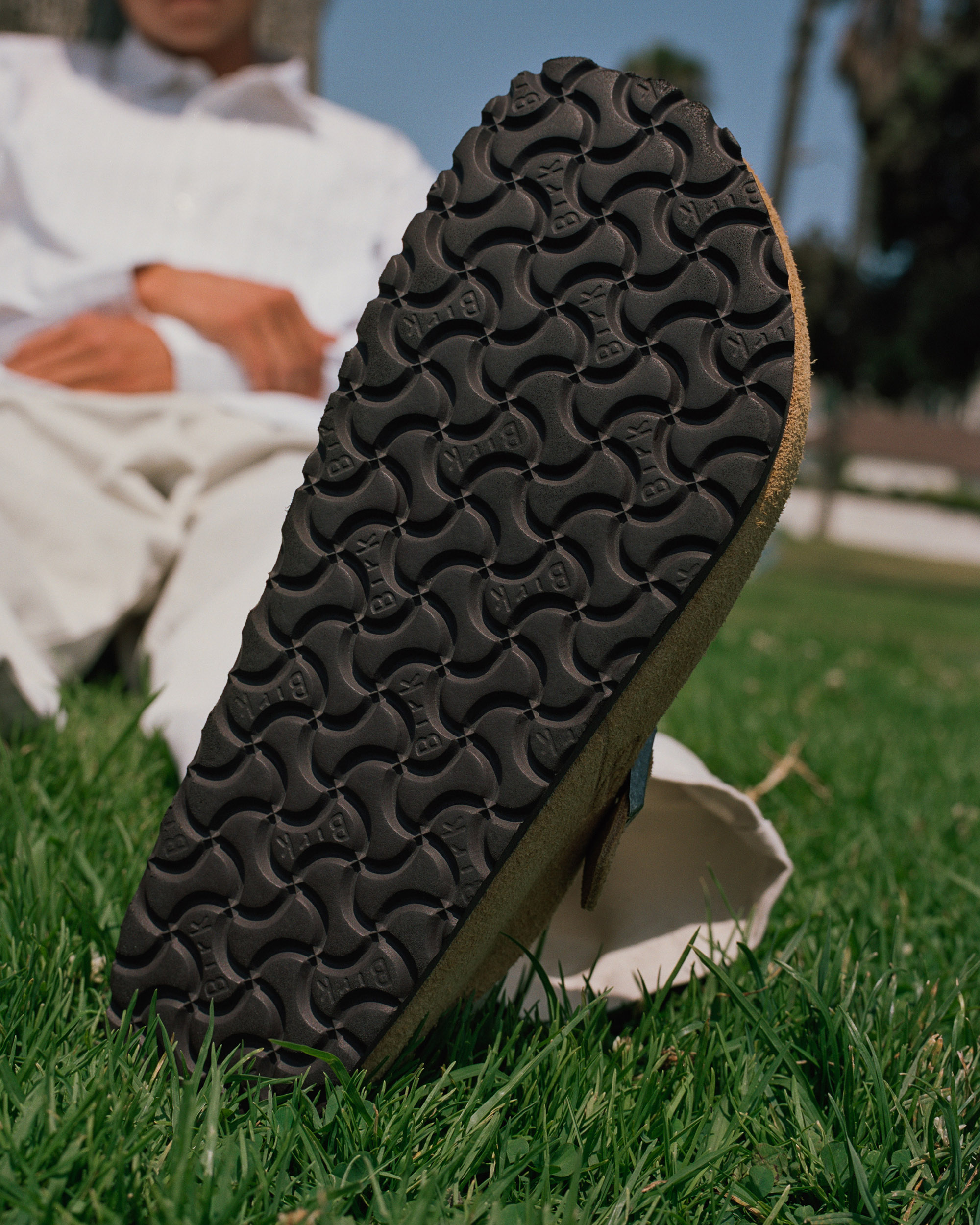 StüssyとBirkenstockのコラボサンダルが再登場 - FNMNL (フェノメナル)
